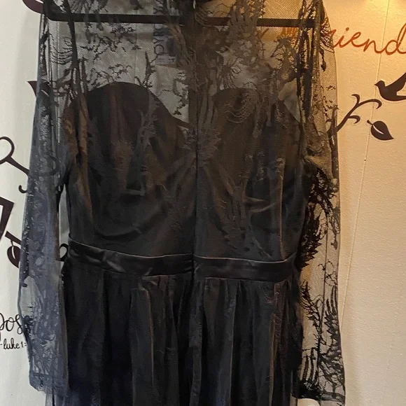 Elegant Strapless Black Dress with Lace Overlay - Picture 8 of 12